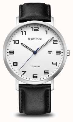 Bering Titânio | mostrador branco com janela de data | pulseira de couro preto | caixa de titânio escovado 18640-404